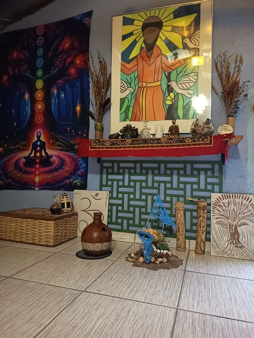 Altar do salão com arte e objetos sagrados