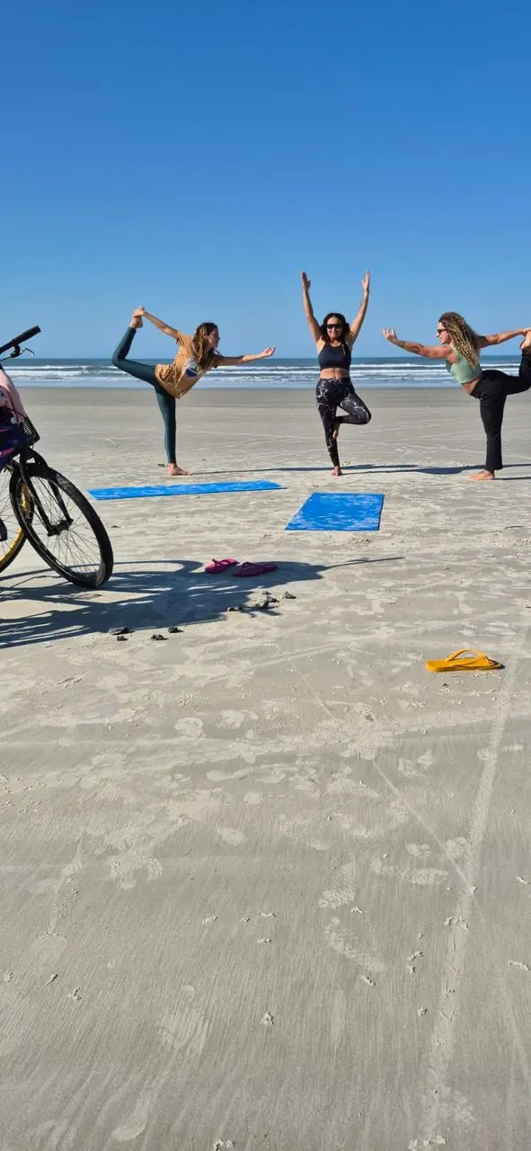 Yoga na praia em dia de céu azul